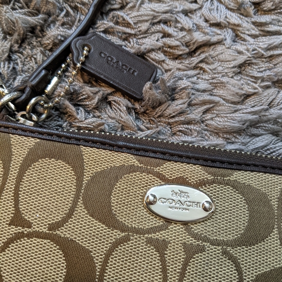 Coach Large Brown Corner Zip Wristlet Signature Canvas With Coach Keychain - Picture 3 of 9